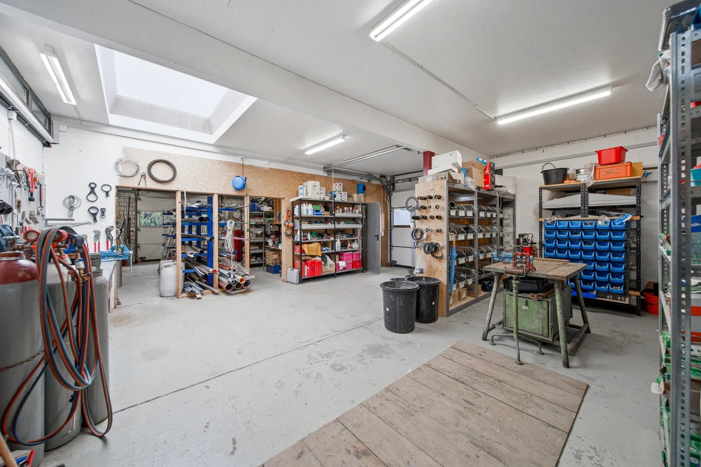 STRATEGIC LOCATION - RESIDENTIAL AND COMMERCIAL BUILDING WITH 412 M2 TOTAL USABLE AREA - Photo 3 of 8