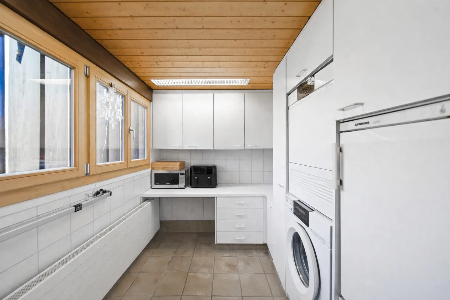 STRATEGIC LOCATION - RESIDENTIAL AND COMMERCIAL BUILDING WITH 412 M² TOTAL USABLE AREA - Photo 7 of 9