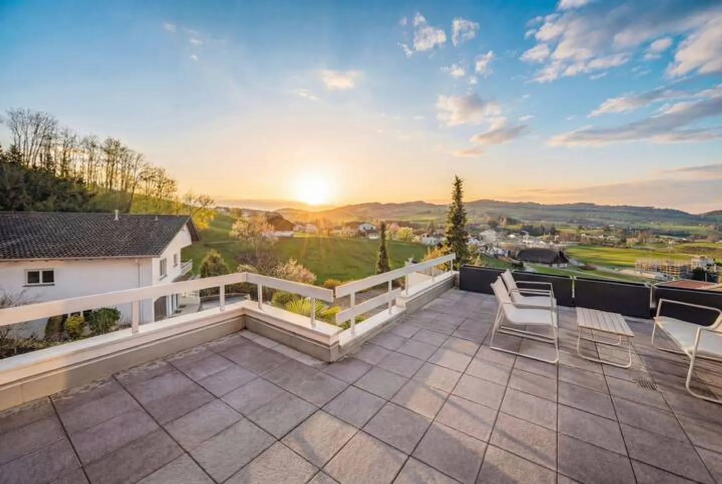TERRACE HOUSE SPECTACLE HIGH ABOVE LAKE ZUG - Photo 3 of 8