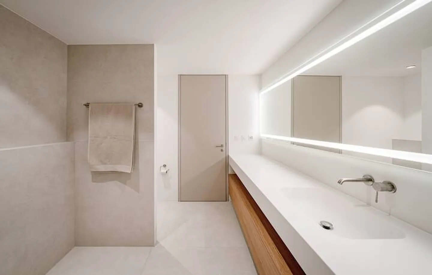 TERRACE HOUSE SPECTACLE HIGH ABOVE LAKE ZUG - Photo 6 of 8