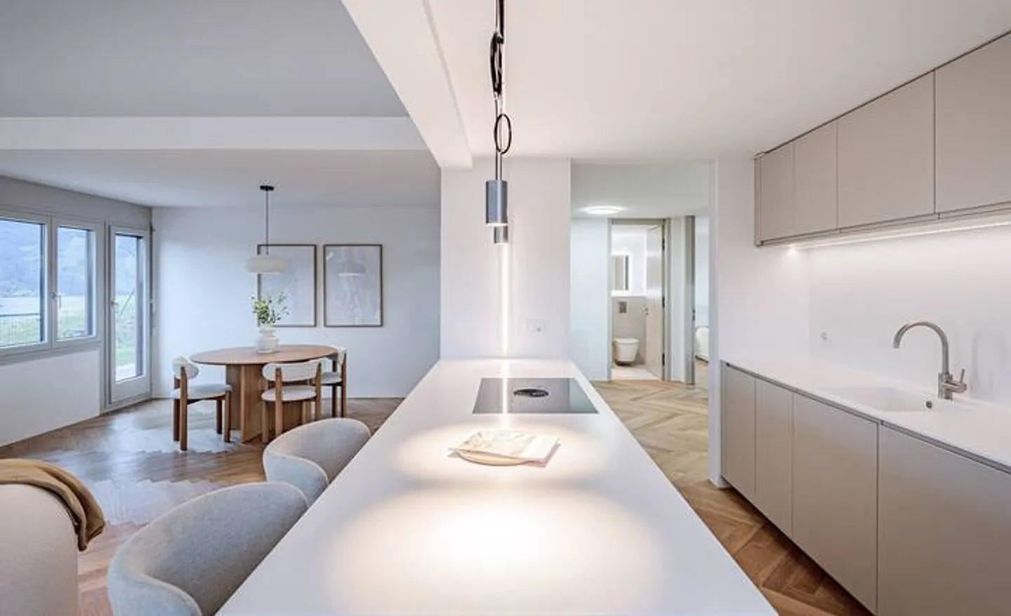 TERRACE HOUSE SPECTACLE HIGH ABOVE LAKE ZUG - Photo 4 of 8