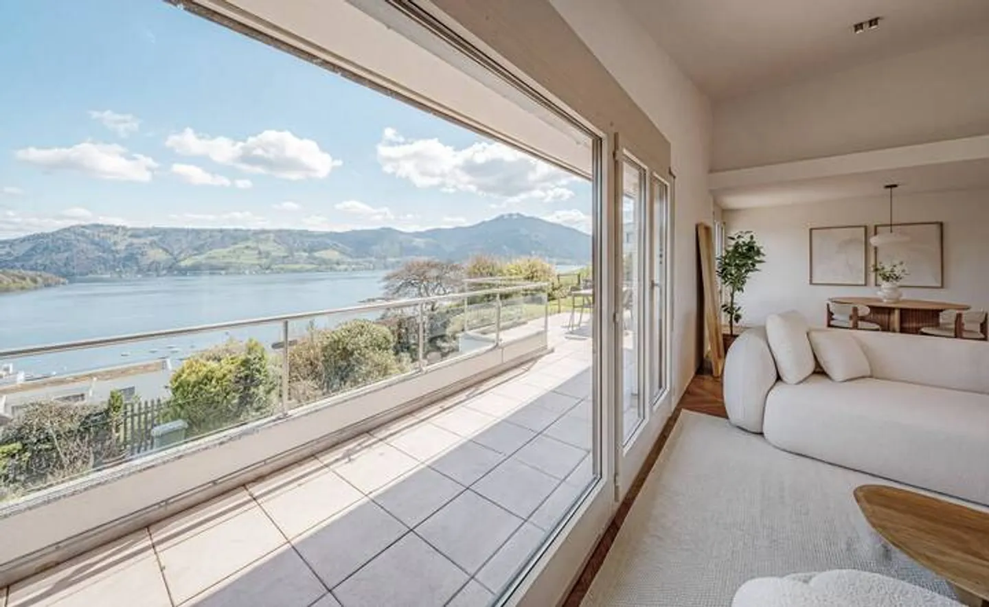 Stilvolles Terrassenhaus mit Seeblick - Foto 1 von 9