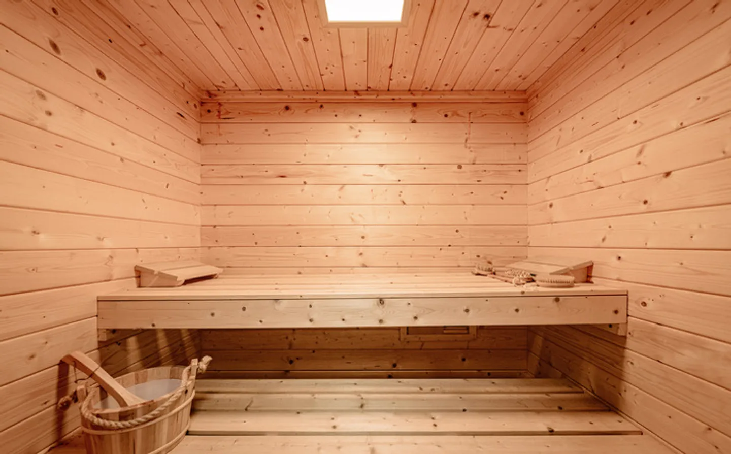 GARDEN APARTMENT WITH WINTER GARDEN & SAUNA – YOUR PRIVATE RETREAT - Photo 5 of 8