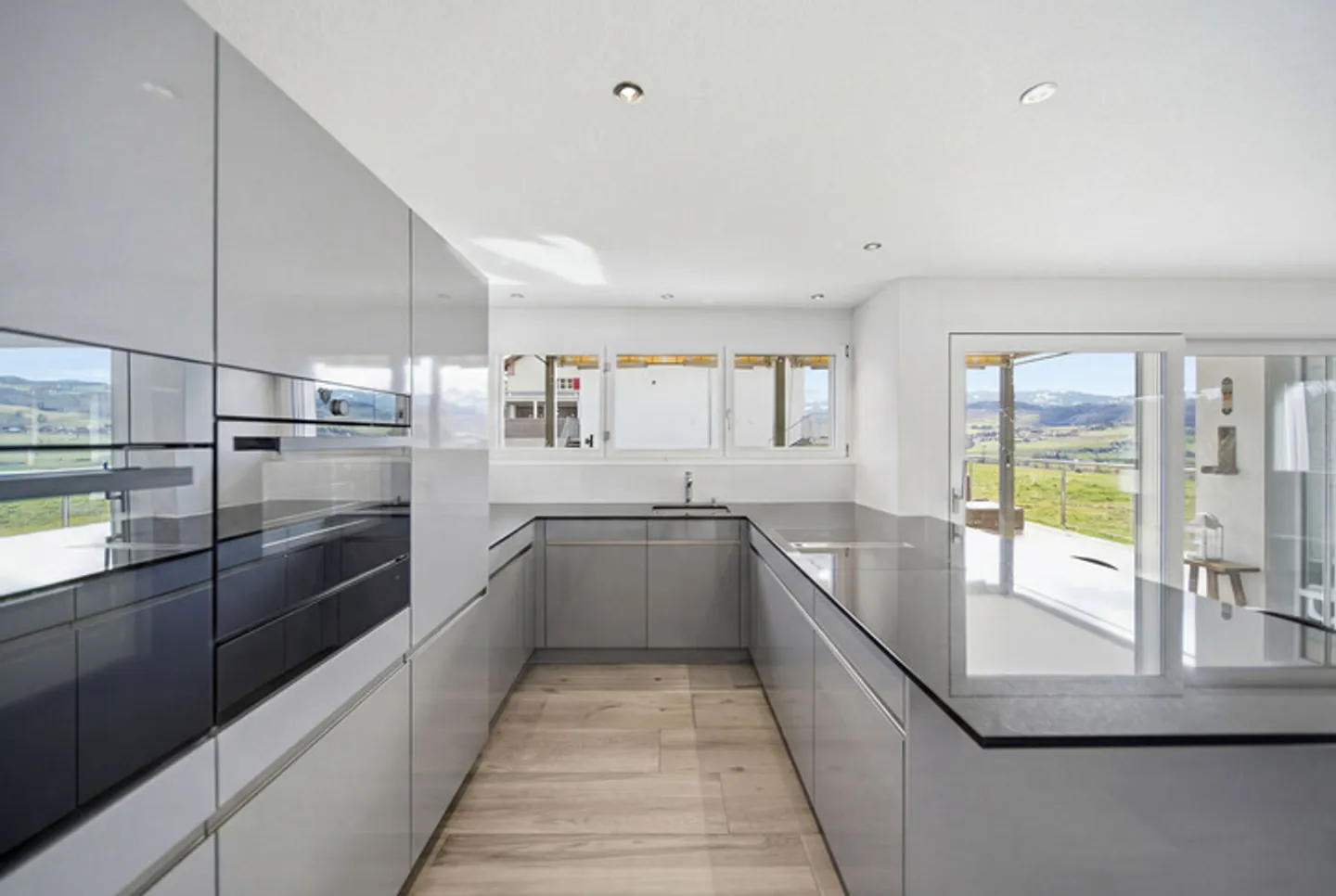 APPARTEMENT DE JARDIN MODERNE AVEC UNE VUE DE RÊVE SUR LES ALPES BERNOISES - Photo 6 sur 9