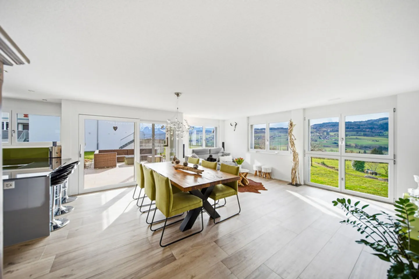 APPARTEMENT DE JARDIN MODERNE AVEC UNE VUE DE RÊVE SUR LES ALPES BERNOISES - Photo 1 sur 9