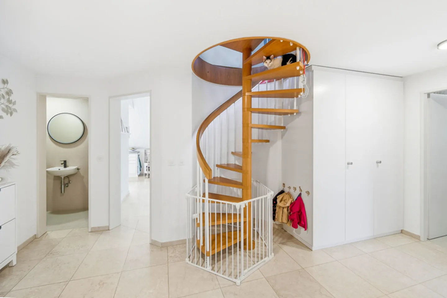 Living Comfort on Two Levels - 4.5 Room Maisonette Just Minutes from the City - Photo 6 of 9