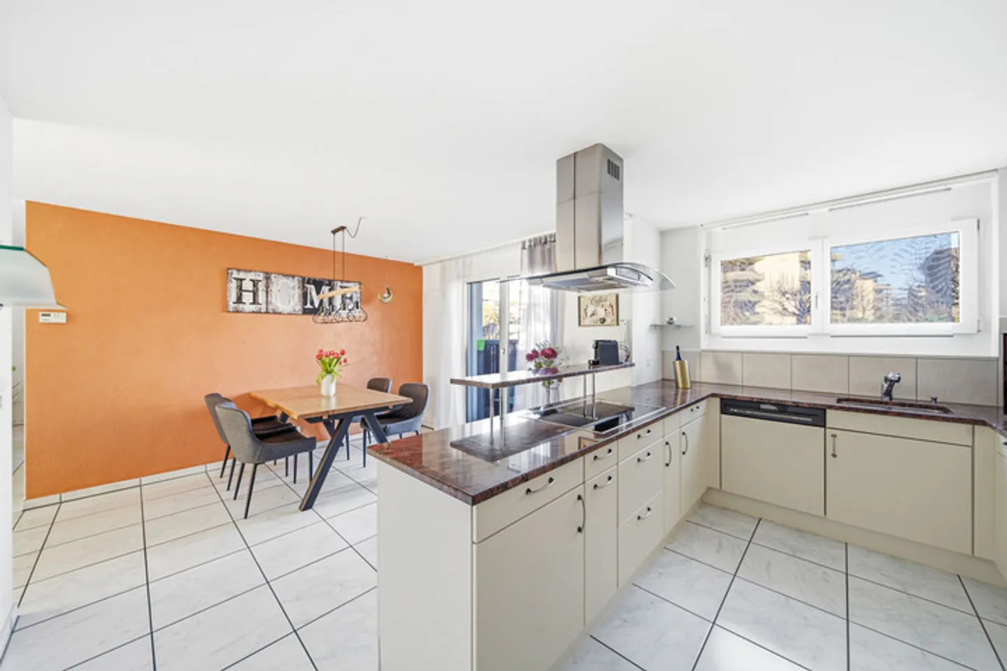 SCHICKE GARTENWOHNUNG ZWISCHEN ZUGER- UND VIERWALDSTÄTTERSEE - Photo 3 of 9