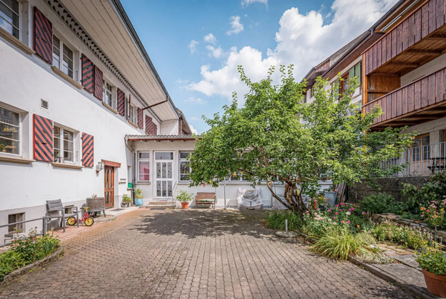 Charmantes Mehrfamilienhaus - Foto 2 von 8