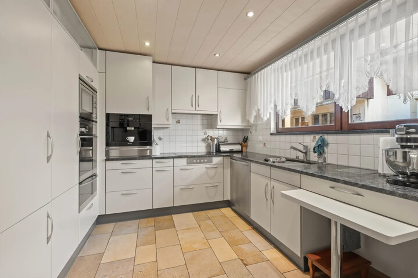 Charming 7.5 Room Corner Single-Family House with Versatile Usable Studio - Photo 4 of 8