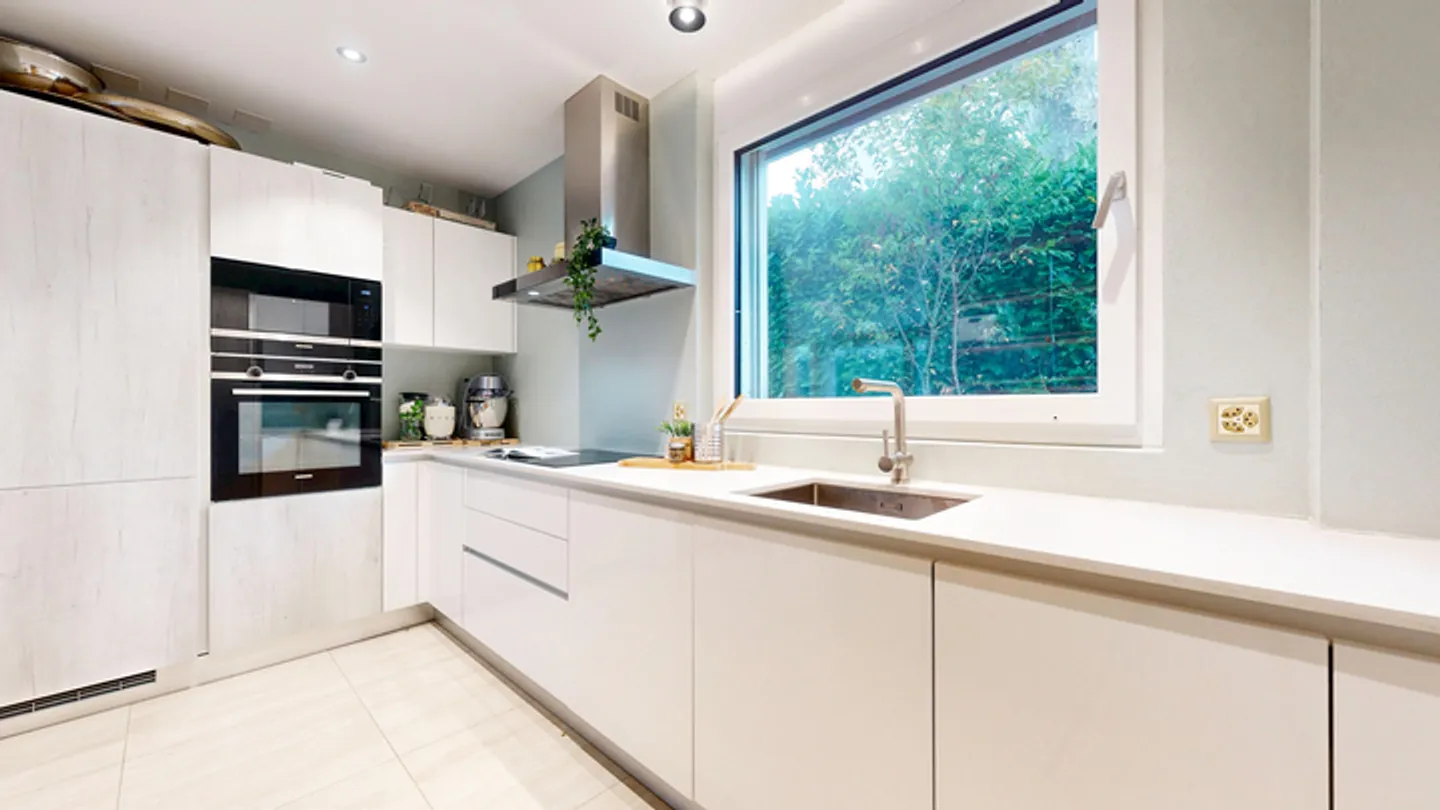 DEUX GÉNÉRATIONS, UNE MAISON - MAISON MULTI-GÉNÉRATION AVEC PISCINE - Photo 7 sur 9