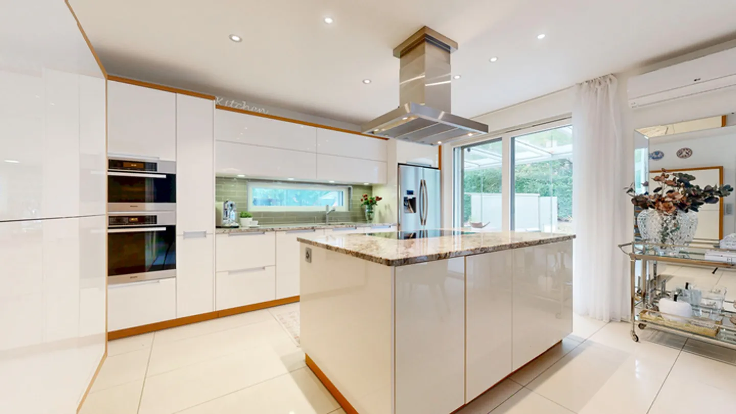 DEUX GÉNÉRATIONS, UNE MAISON - MAISON MULTI-GÉNÉRATION AVEC PISCINE - Photo 3 sur 9