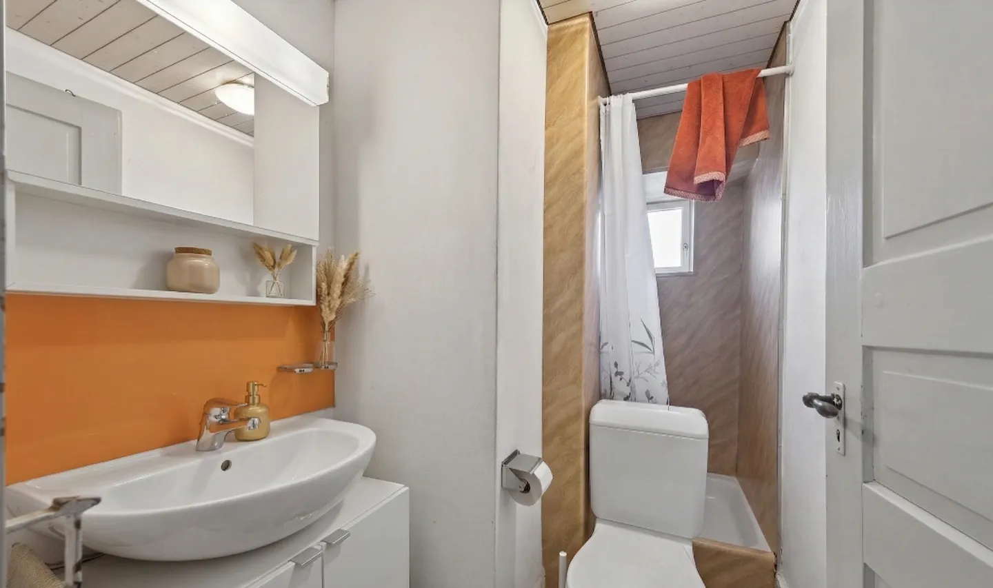 RARE OPPORTUNITY IN THE CITY CENTER - AFFORDABLE TRIPLE FAMILY HOUSE - Photo 5 of 9