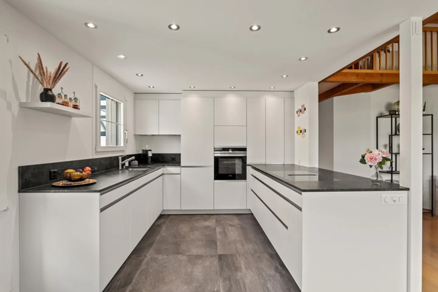 BEAUCOUP D'ESPACE ET DE CHARME SUR DEUX ÉTAGES - Photo 1 sur 9