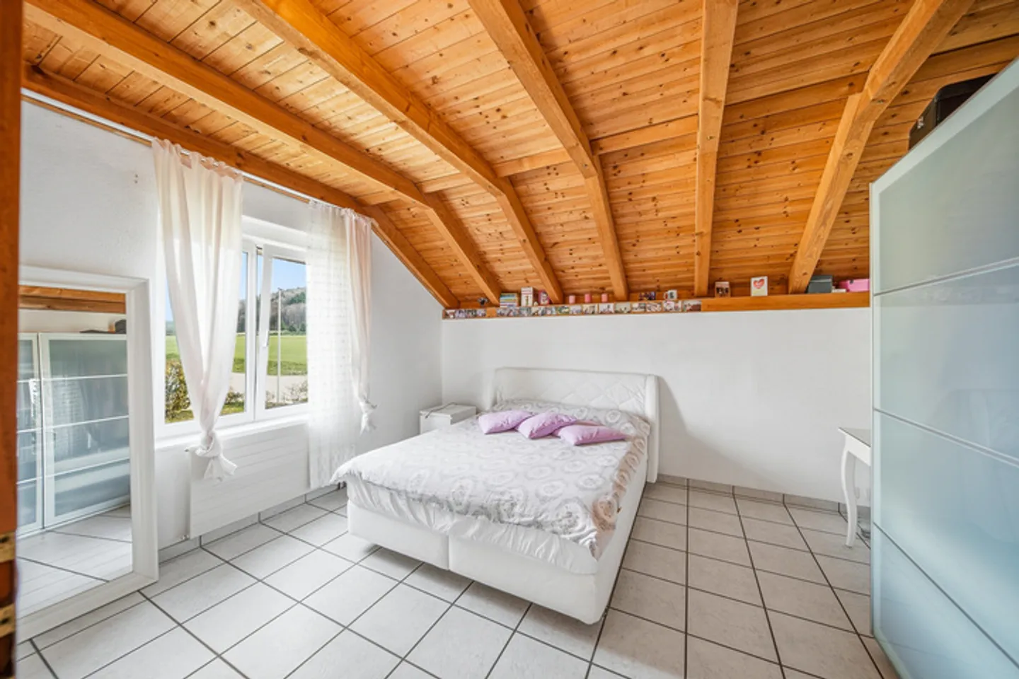PROPRIÉTÉ MIXTE POLYVALENTE DE 8,5 PIÈCES AVEC PARTIE COMMERCIALE ET EMPLACEMENT DÉGAGÉ À ARCH - Photo 5 sur 8