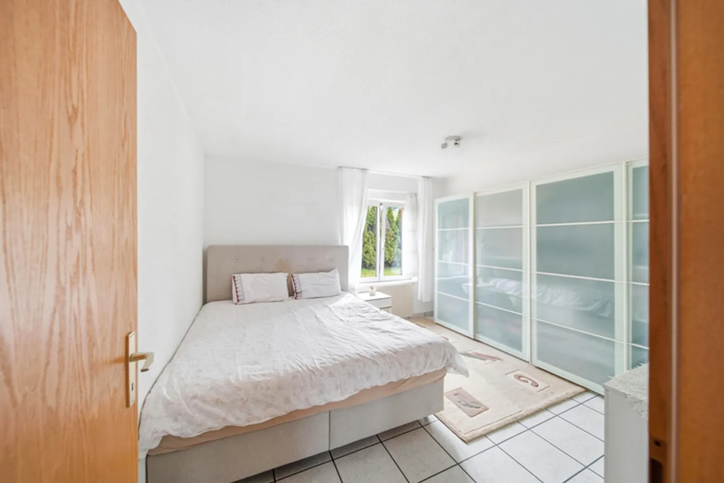 PROPRIÉTÉ MIXTE POLYVALENTE DE 8,5 PIÈCES AVEC PARTIE COMMERCIALE ET EMPLACEMENT DÉGAGÉ À ARCH - Photo 4 sur 8
