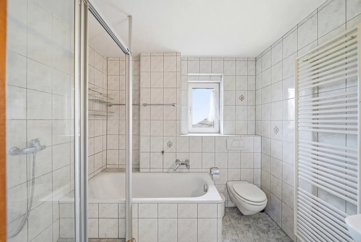 PROPRIÉTÉ MIXTE POLYVALENTE DE 8,5 PIÈCES AVEC PARTIE COMMERCIALE ET EMPLACEMENT DÉGAGÉ À ARCH - Photo 6 sur 8