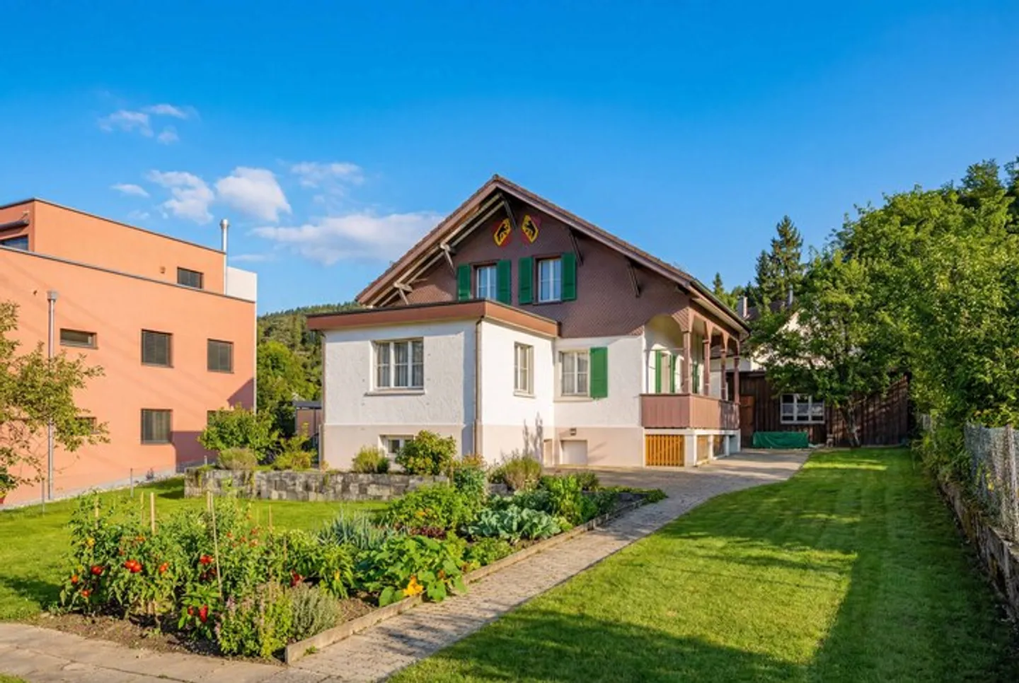 CHARMANTES ZUHAUSE IM CHALET-STIL IN GÜMLIGEN - Photo 1 of 9