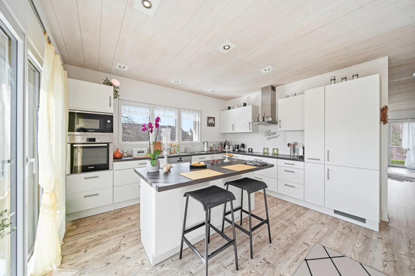 Modern Bungalow with Large Garden - Photo 2 of 7