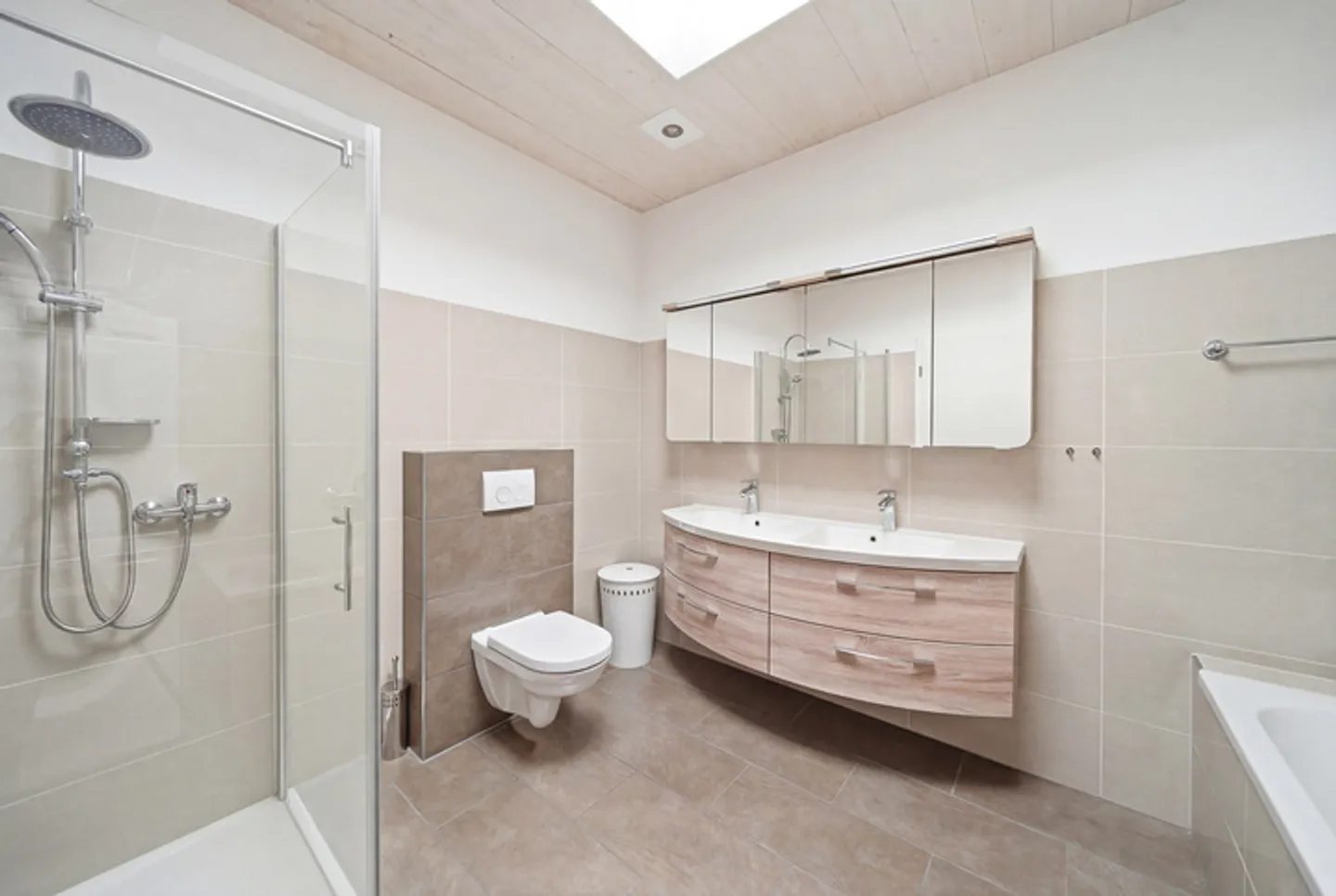 Modern Bungalow with Large Garden - Photo 5 of 7