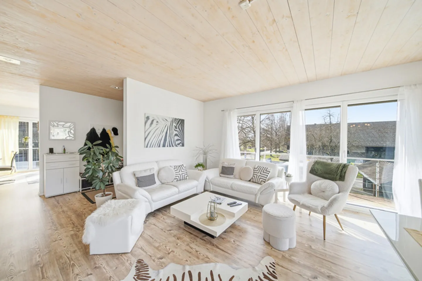 Modern Bungalow with Large Garden - Photo 1 of 7