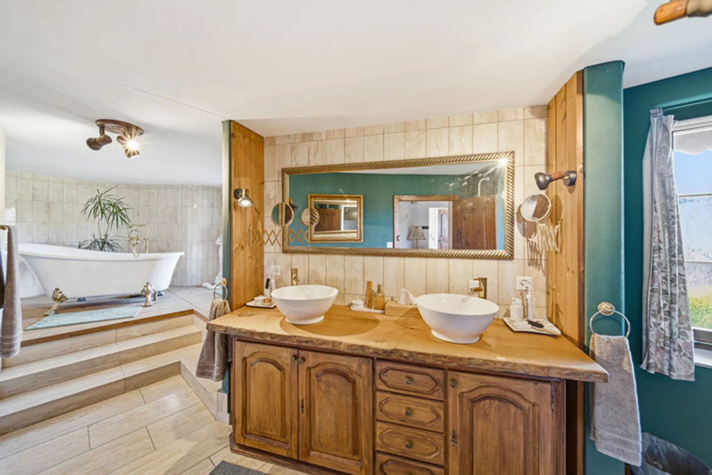 Charming Family Home with Pool - Photo 5 of 9