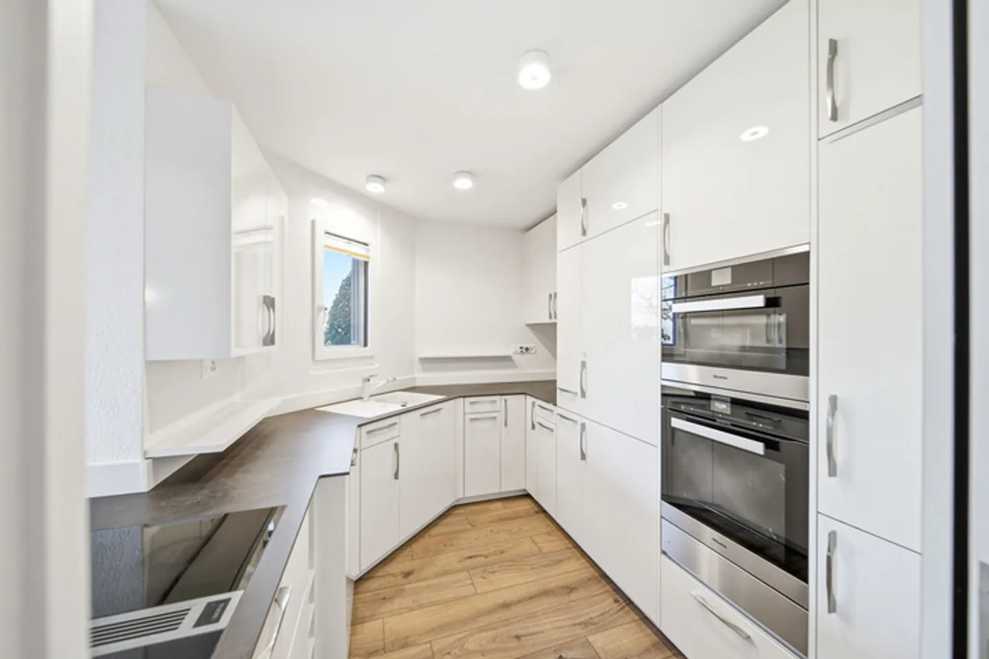 WITH LOTS OF SUNSHINE IN THE END-TERRACE HOUSE IN BUCHRAIN - Photo 5 of 9