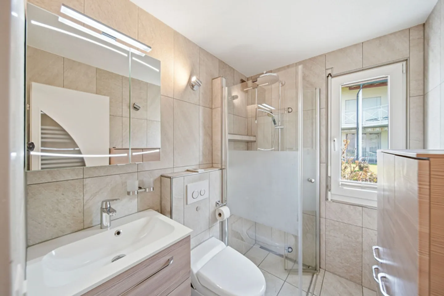 WITH LOTS OF SUNSHINE IN THE END-TERRACE HOUSE IN BUCHRAIN - Photo 6 of 9