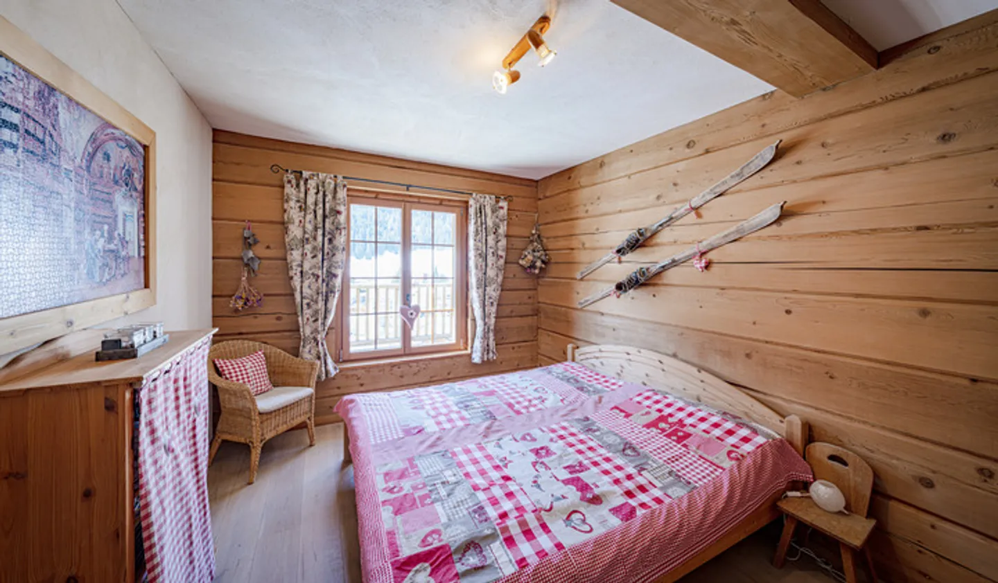 CABANE EN BOIS DE PREMIÈRE CLASSE À CHURWALDEN - PENTHOUSE DE 4,5 CHAMBRES - Photo 4 sur 9