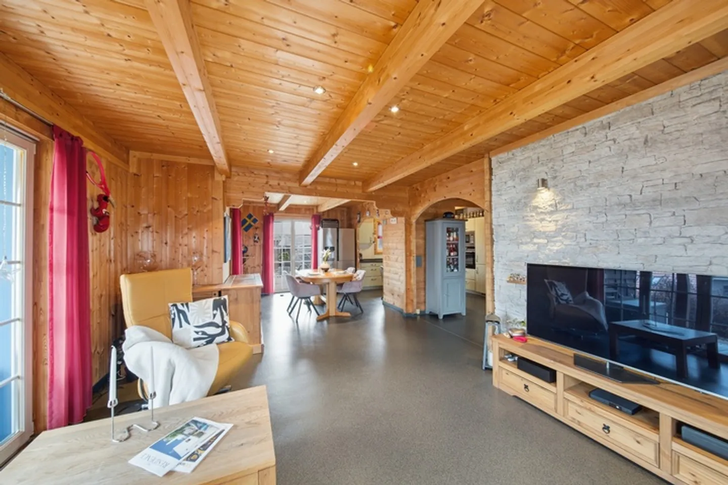 DURCHDACHTES 4.5-ZIMMER-EINFAMILIENHAUS MIT TERRASSE UND CARPORT - Photo 2 of 8