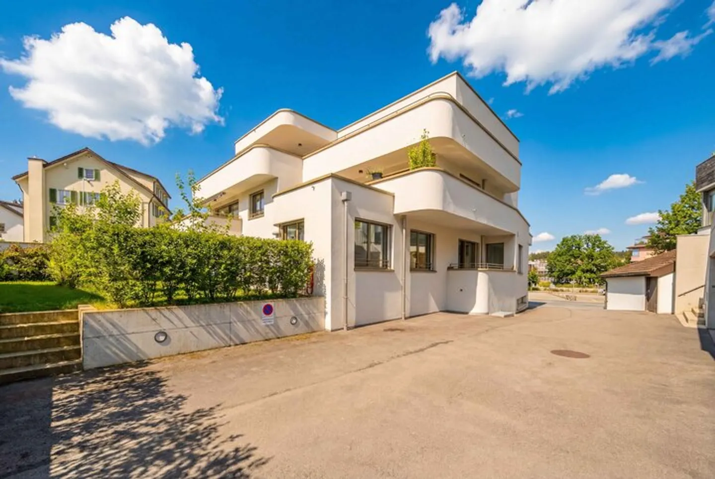 TIMELESS HIGH-QUALITY ARCHITECTURE MEETS CENTRAL LOCATION - Photo 8 of 9