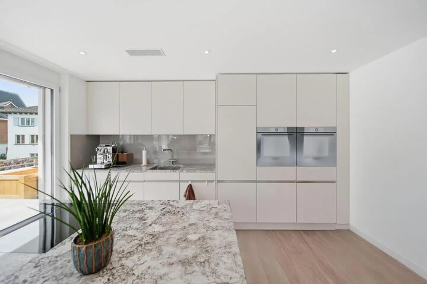 TIMELESS HIGH-QUALITY ARCHITECTURE MEETS CENTRAL LOCATION - Photo 3 of 9