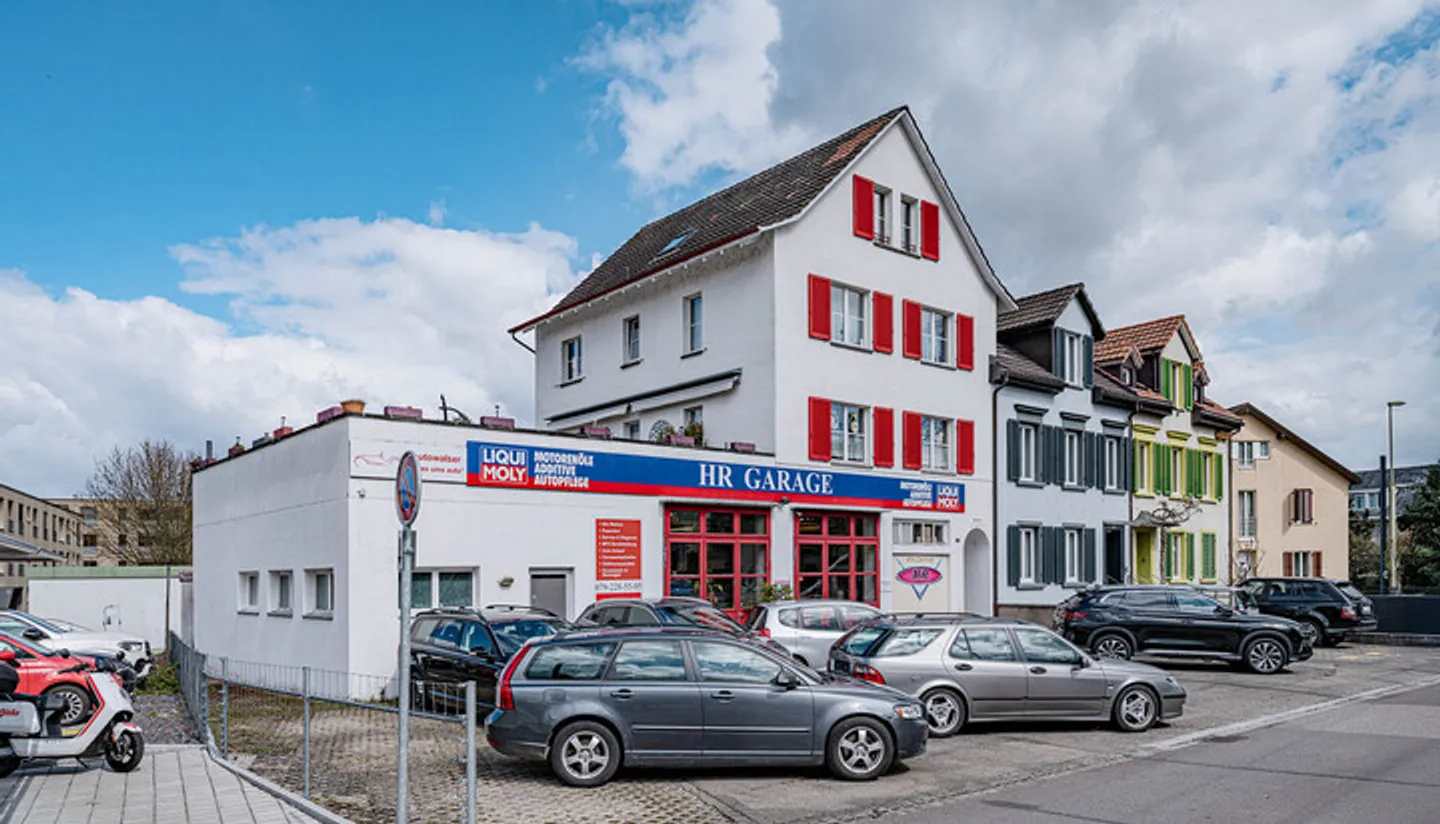 Edificio residenziale e commerciale con potenziale nel cuore di Ettingen - Foto 1 di 9