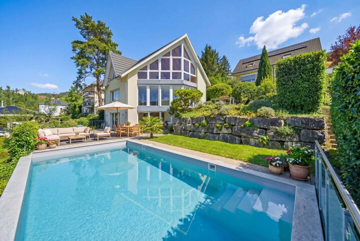 MAISON D'ARCHITECTE INTEMPORELLE AVEC PISCINE ET APPARTEMENT - Photo 1 sur 9