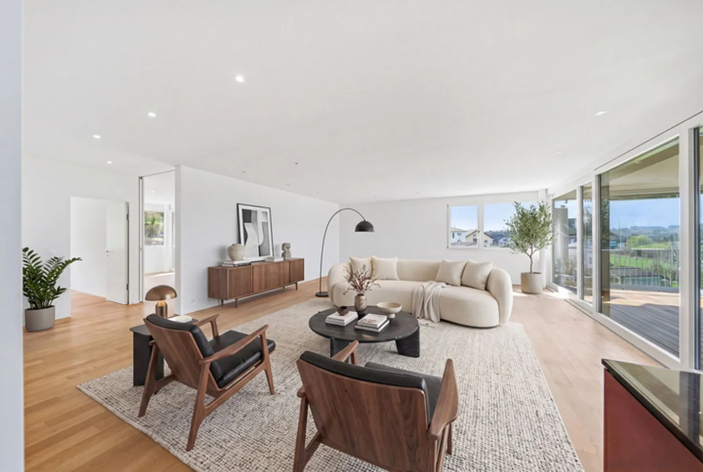 HIGHEST STANDARDS - HUGE 4.5 ROOM APARTMENT - Photo 1 of 9