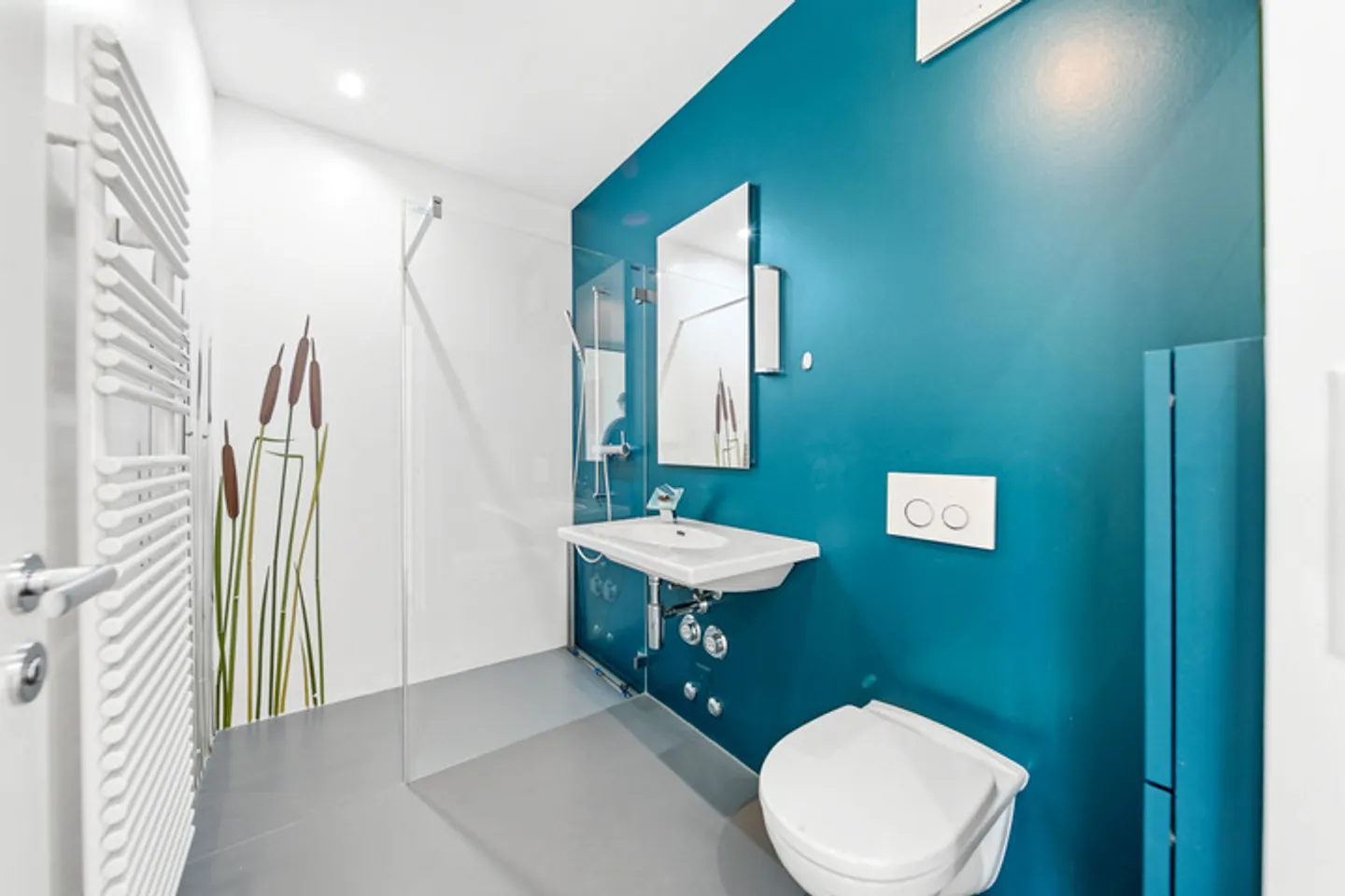 HIGHEST STANDARDS - HUGE 4.5 ROOM APARTMENT - Photo 7 of 9