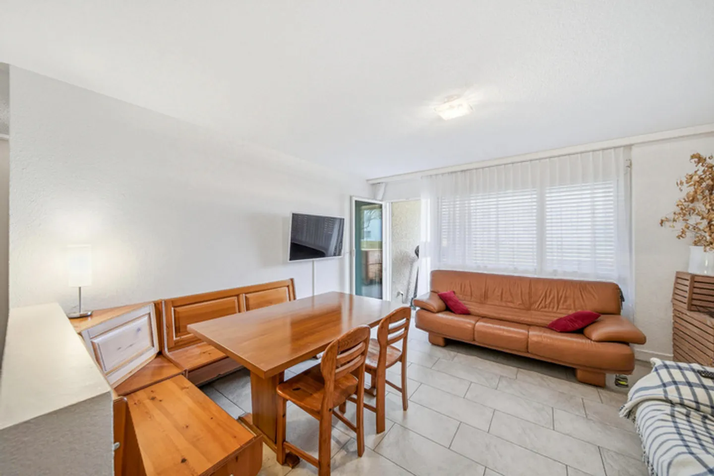 BETWEEN NATURE AND CITY - 2.5 ROOM APARTMENT IN WIDEN - Photo 1 of 8