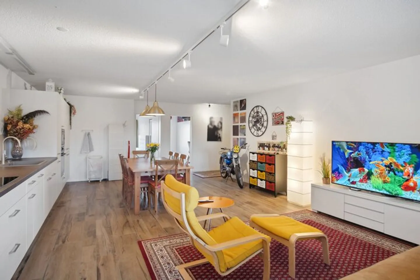 Stylish Apartment with Balcony - Photo 2 of 8