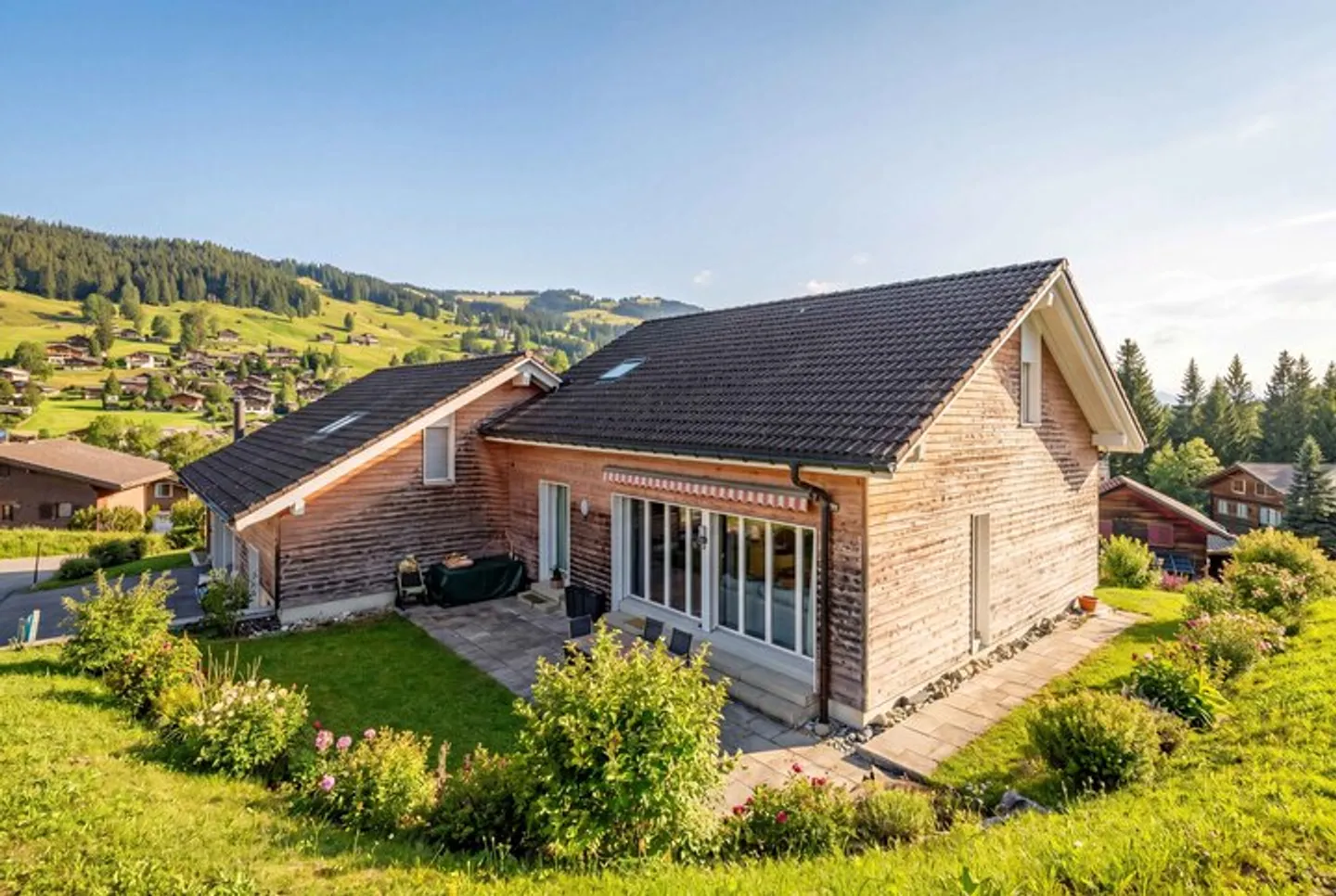 Vie élégante à Alpthal : Maison jumelée de 5,5 pièces ensoleillée - Photo 5 sur 8