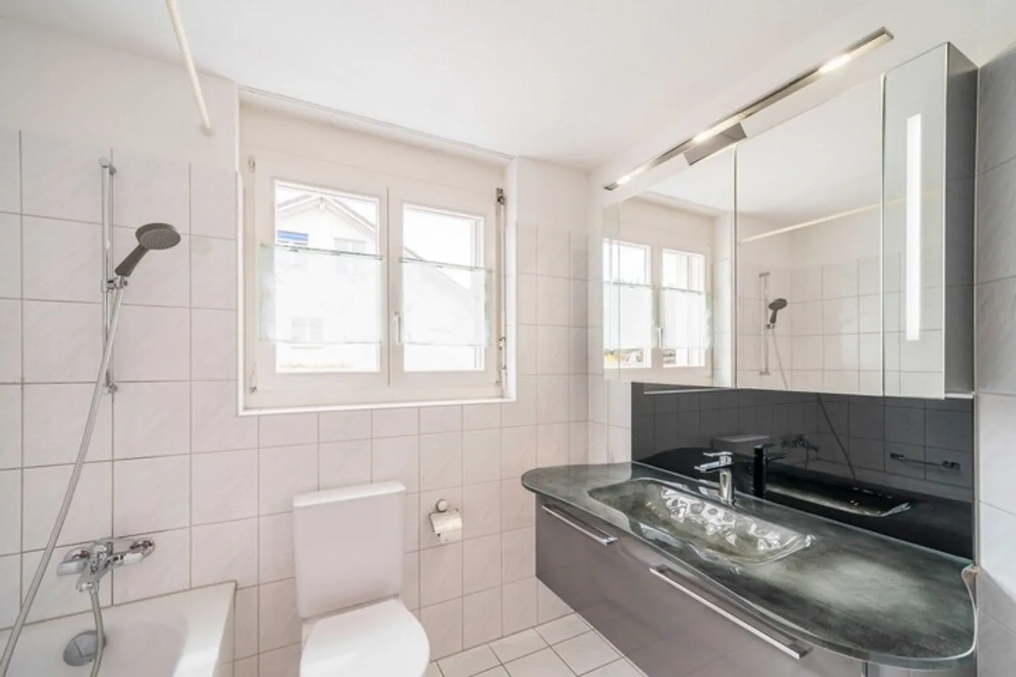FIABLE ET BIEN ENTREPRIS - MAISON JUMELÉE DE 5,5 PIÈCES - Photo 6 sur 9