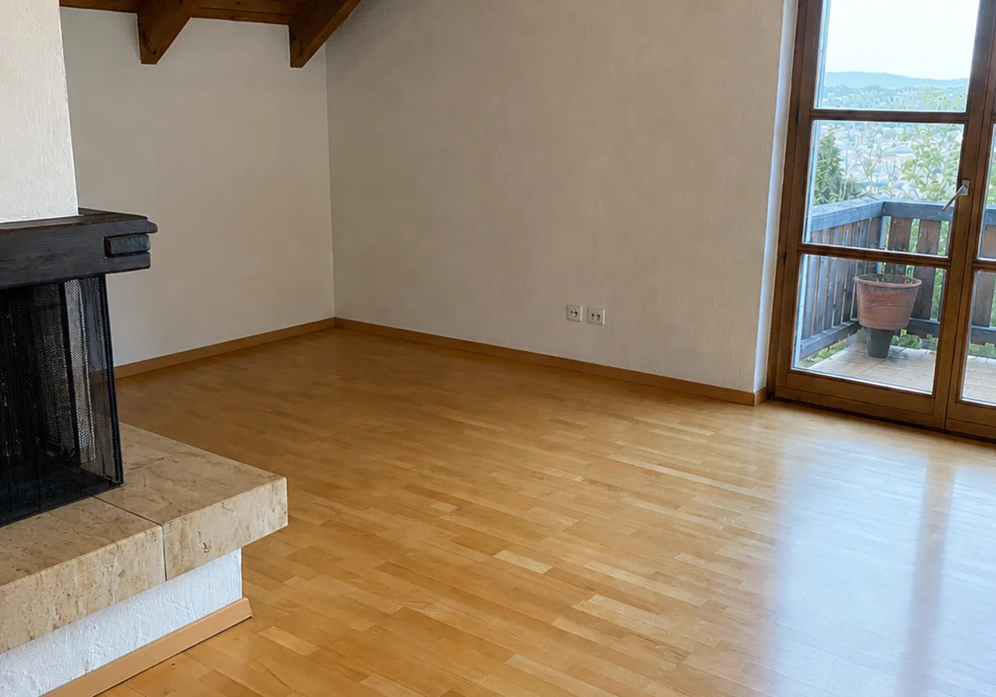 BRIGHT 3.5-ROOM PENTHOUSE WITH BALCONY, FIREPLACE AND PANORAMIC VIEW OF ZURICH - Photo 2 of 9