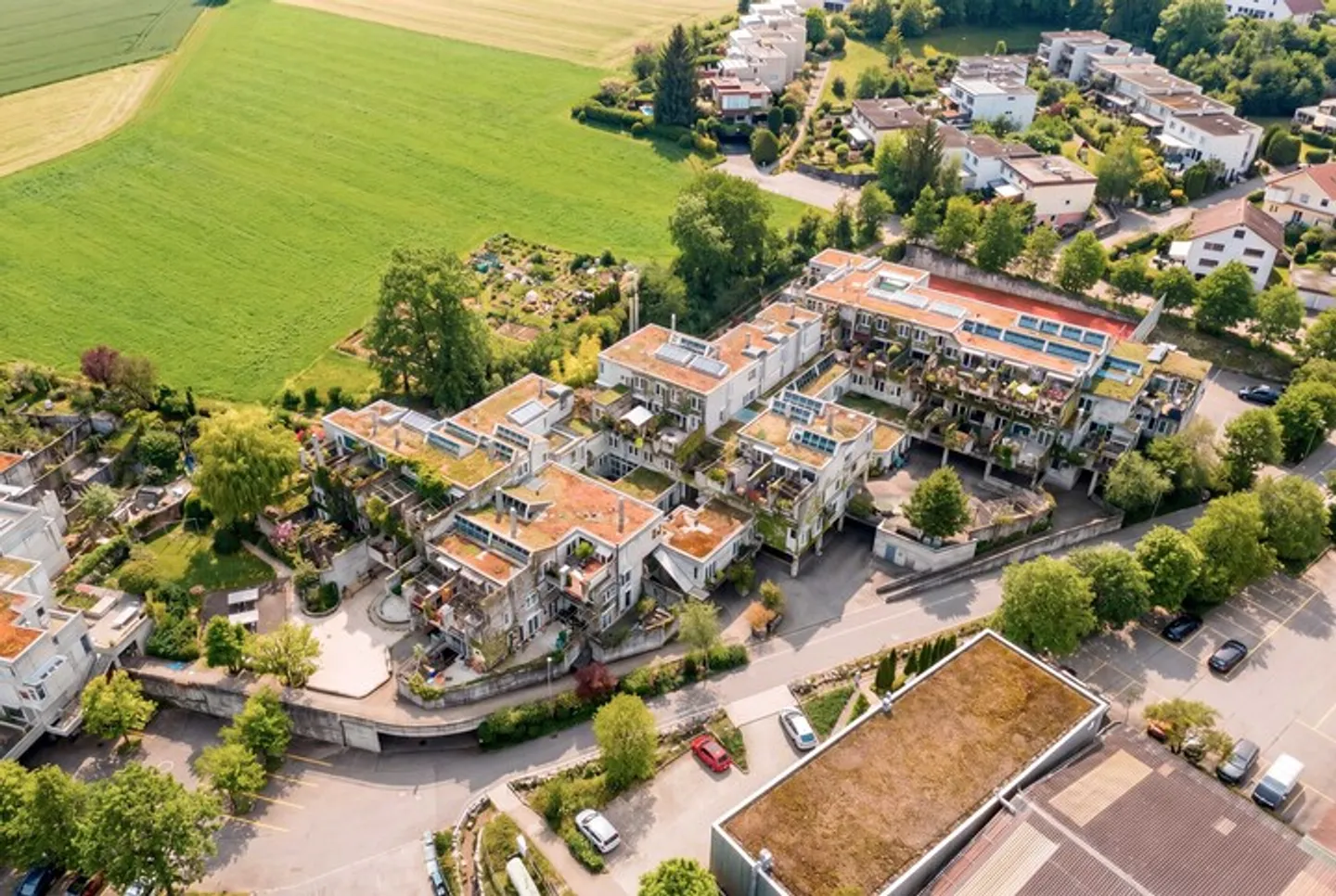 DOUBLE POTENTIAL ON THE GROUND FLOOR WITH 289 M² IN THE ATELIER 5 SETTLEMENT - Photo 1 of 8