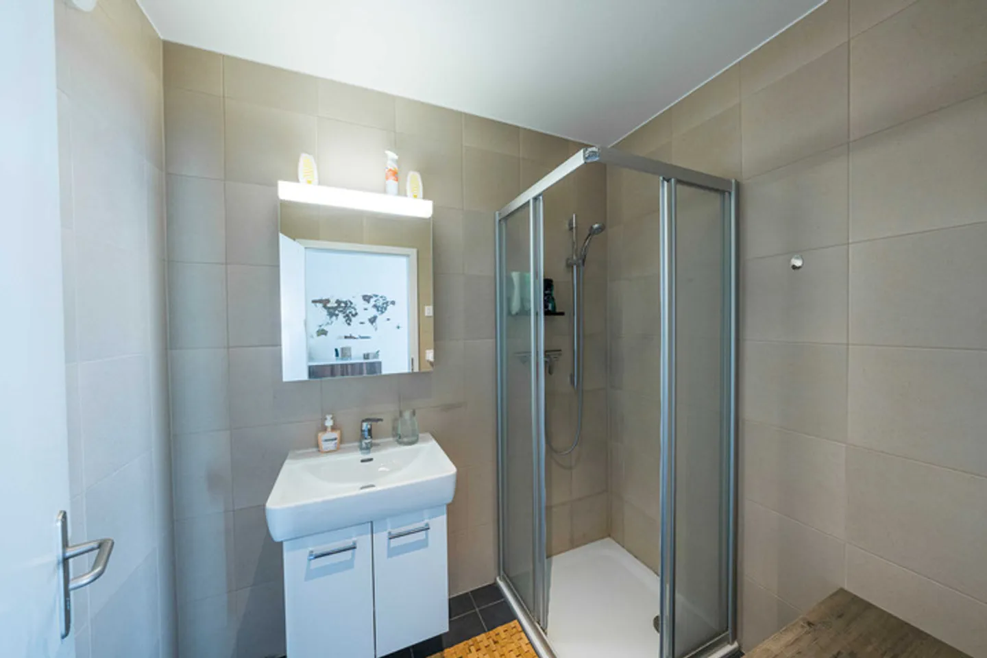 SEE- UND BERGSICHT AN DER RIVIERA - MODERNE 4.5 ZIMMER WOHNUNG - Foto 5 di 8