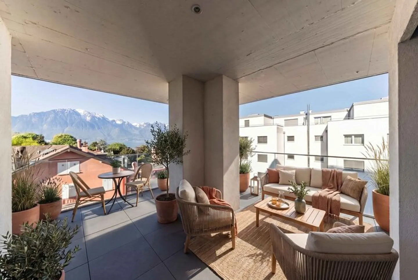 SEE- UND BERGSICHT AN DER RIVIERA - MODERNE 4.5 ZIMMER WOHNUNG - Foto 6 di 8