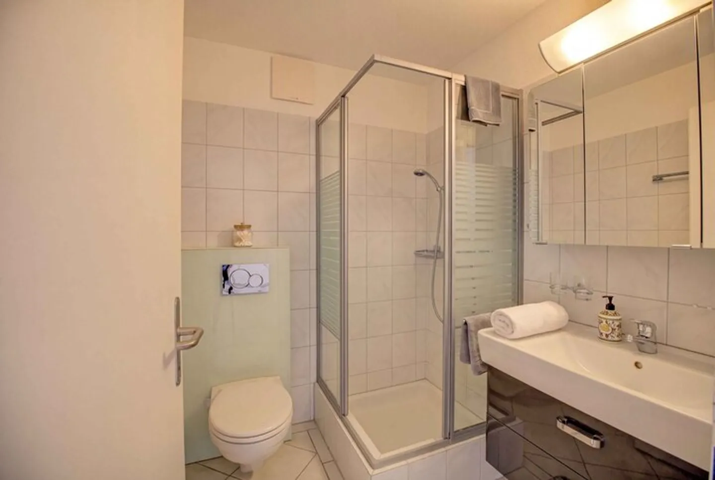 SPACIOUS 2.5 ROOM CONDOMINIUM WITH GREAT BALCONY - Photo 3 of 8