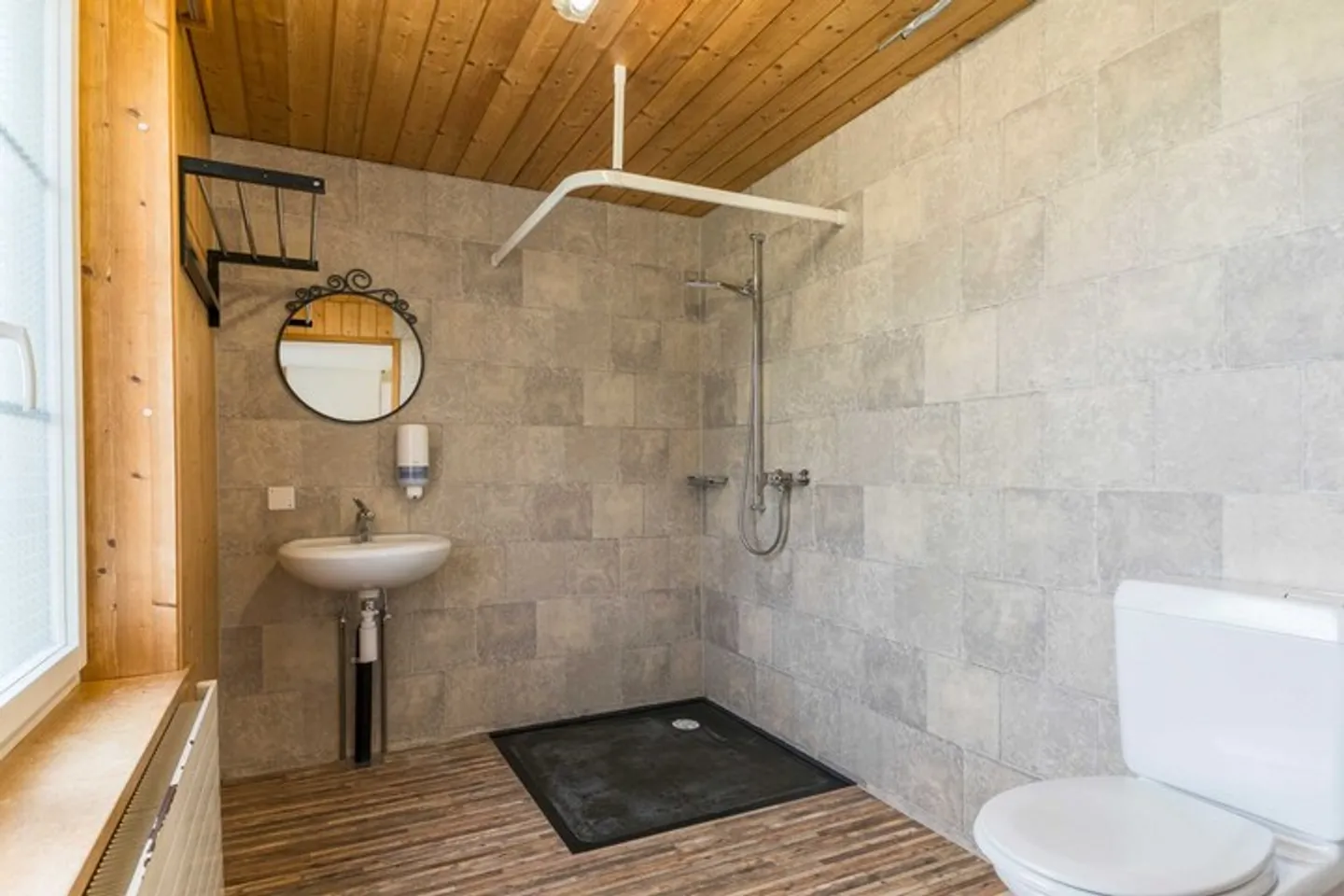 SPACIOUS SINGLE-FAMILY HOUSE IN THE VILLAGE CENTER - Photo 5 of 8