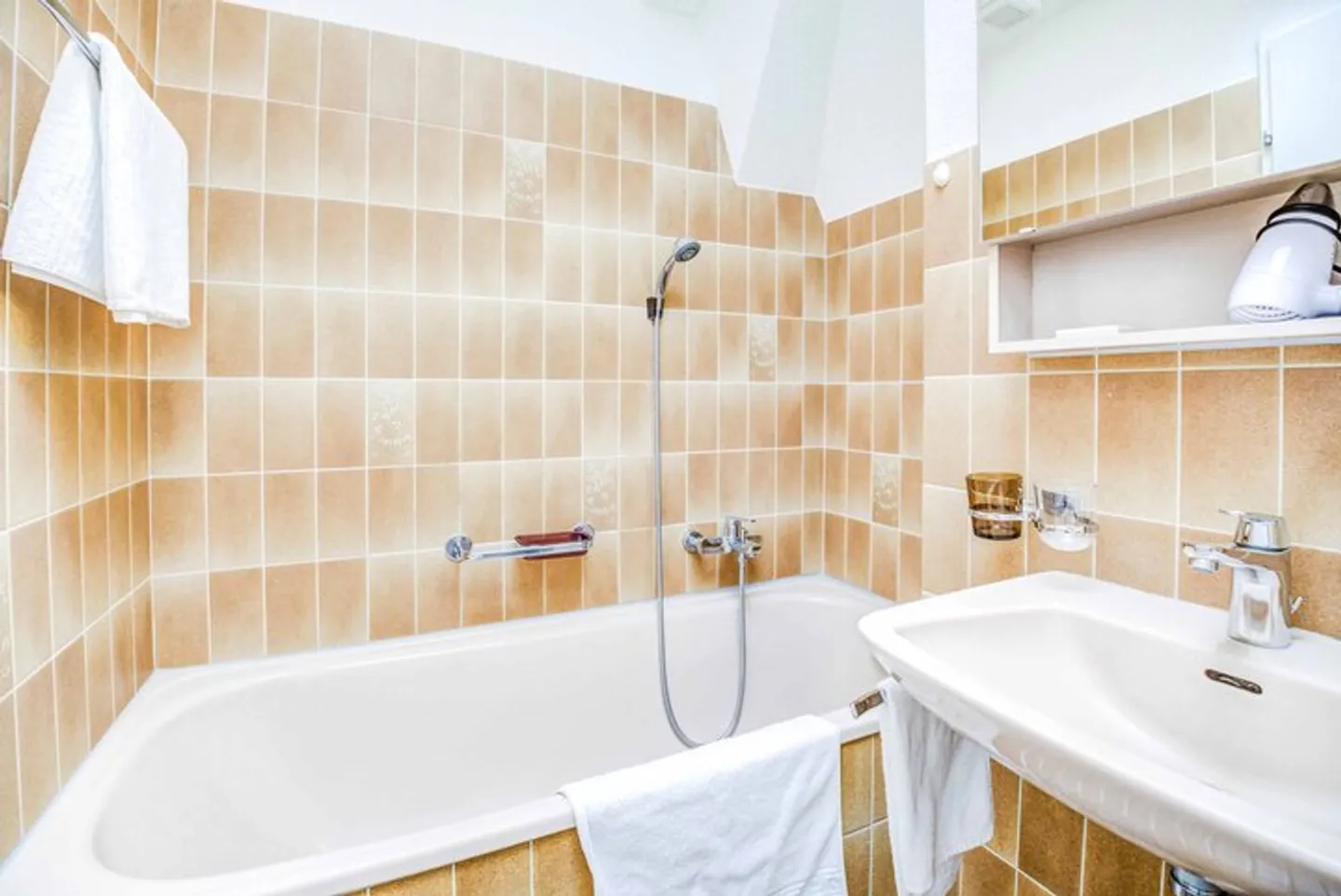 TROUVAILLE UNTER DEM DACH - 1.5 ZIMMER DACHWOHNUNG IN HORGEN - Photo 6 sur 8