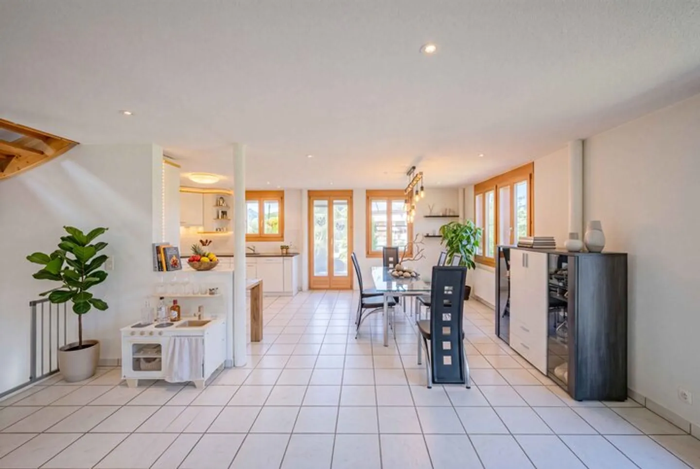 PRÄCHTIGE AUSSICHTEN IN ISELTWALD - SCHMUCKES CHALET OBERHALB VOM BRIENZERSEE - Foto 3 di 8