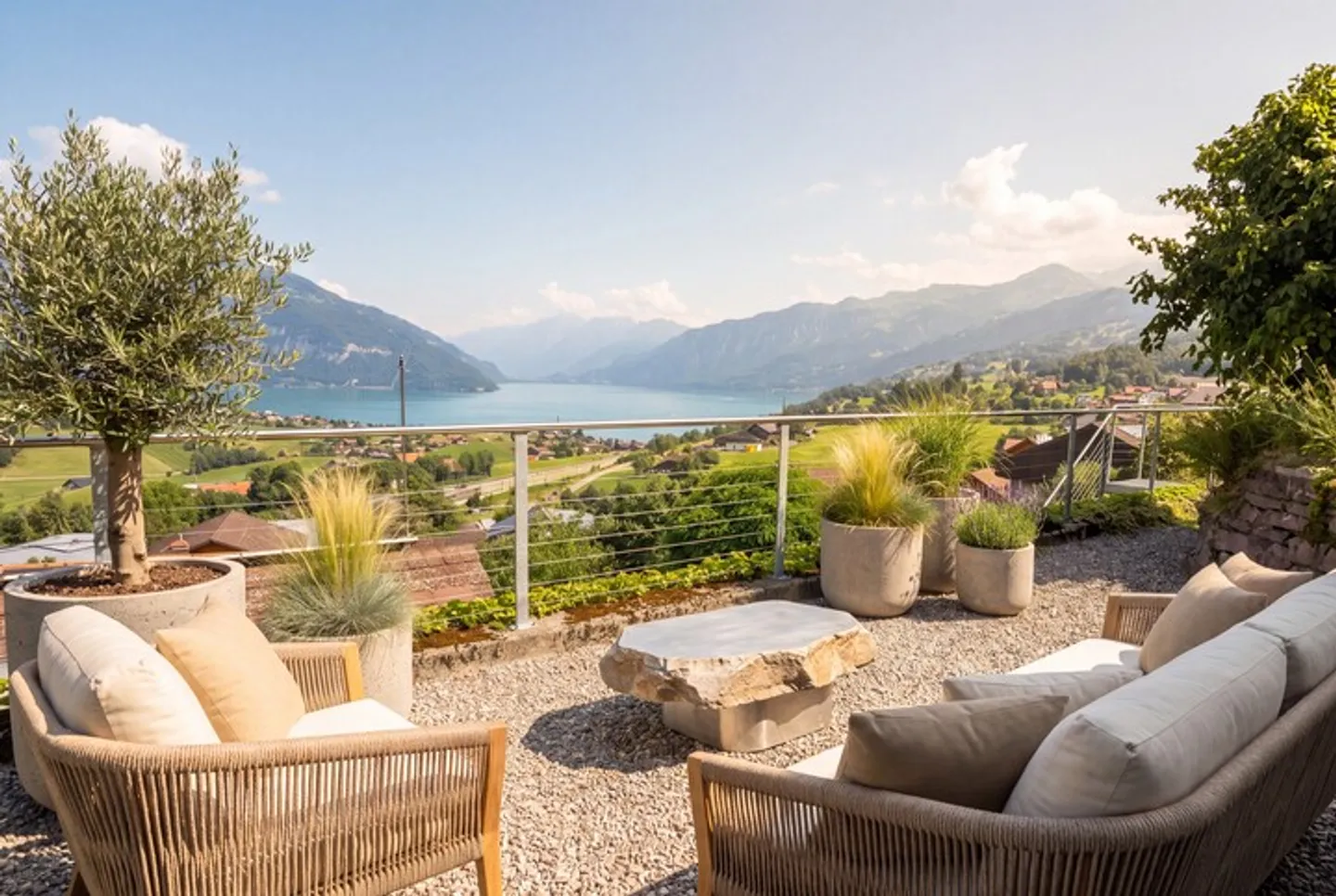 REIHENECKHAUS MIT SEE-/BERGSICHT, TERRASSE UND GARTENSITZPLATZ - Photo 1 sur 8