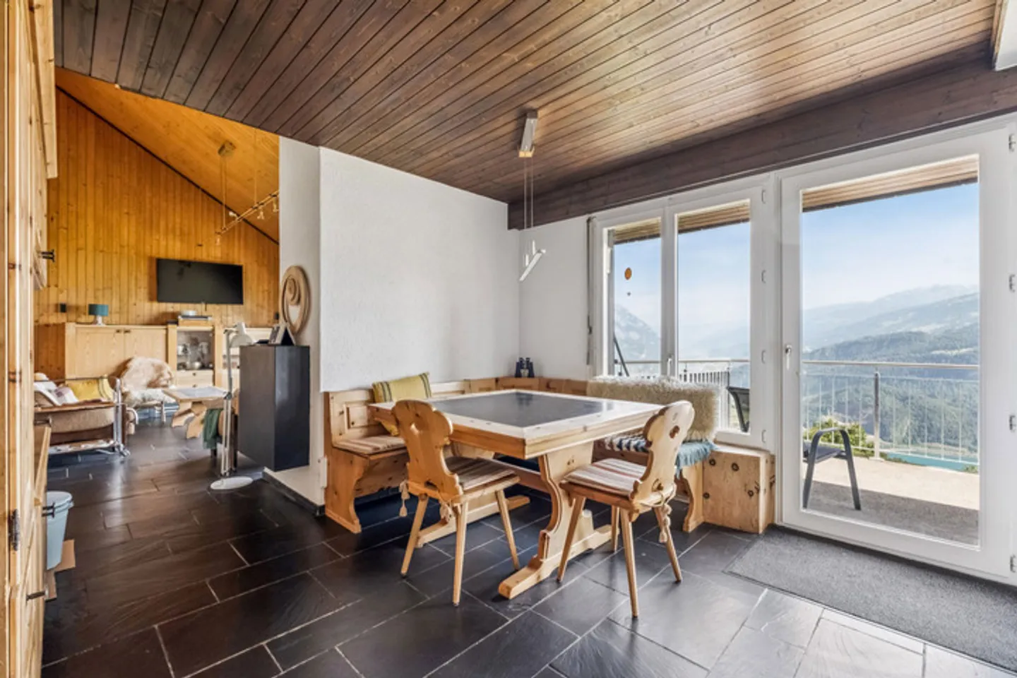 PANORAMA RESIDENCE ABOVE LAKE WALEN - Photo 3 of 8