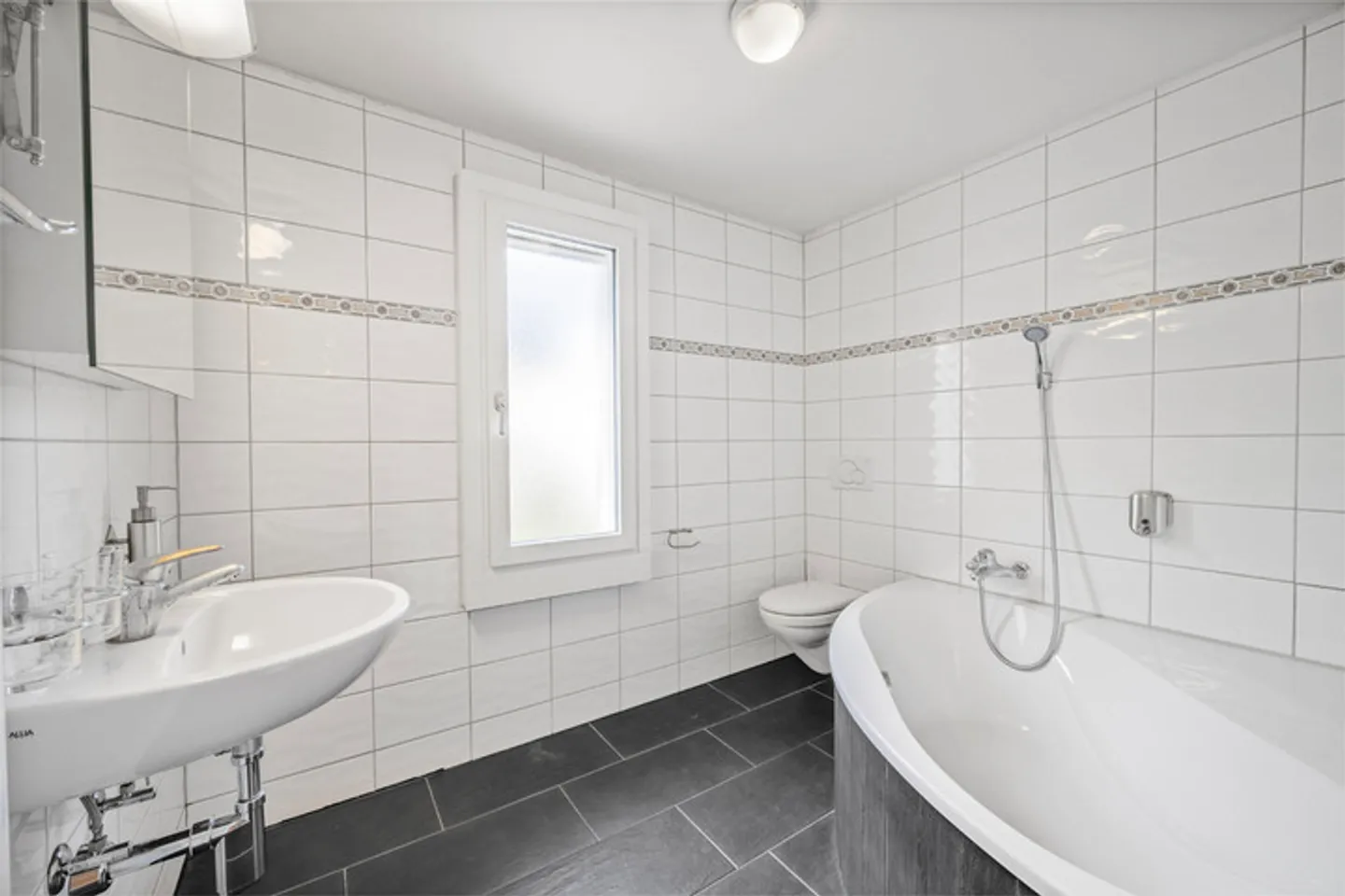 ATTRACTIVE SEMI-DETACHED HOUSE IN FAMILY-FRIENDLY LOCATION - Photo 6 of 8